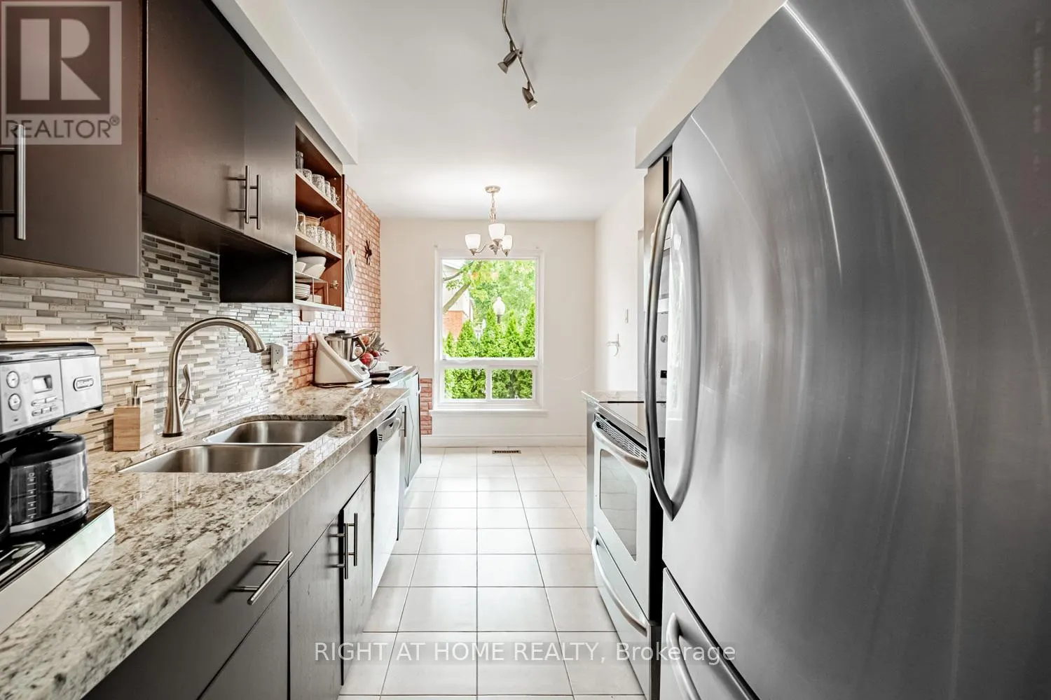 19 - 345 MEADOWS BOULEVARD W