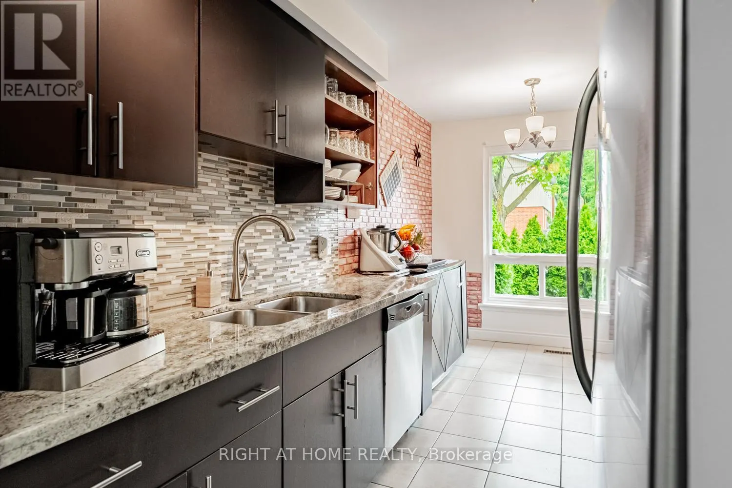 19 - 345 MEADOWS BOULEVARD W