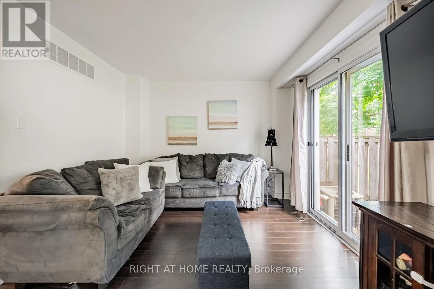 19 - 345 MEADOWS BOULEVARD W