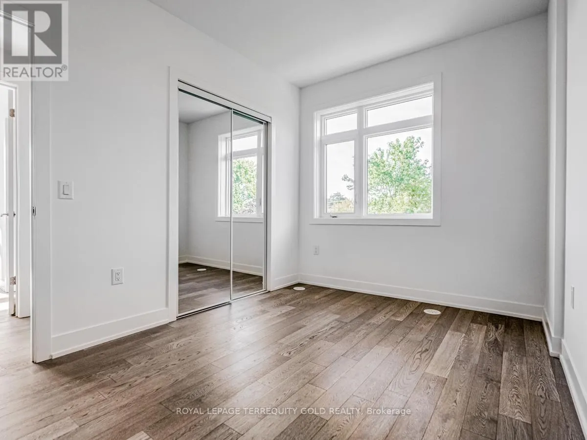 212 - 1085 DOUGLAS MCCURDY COMMON