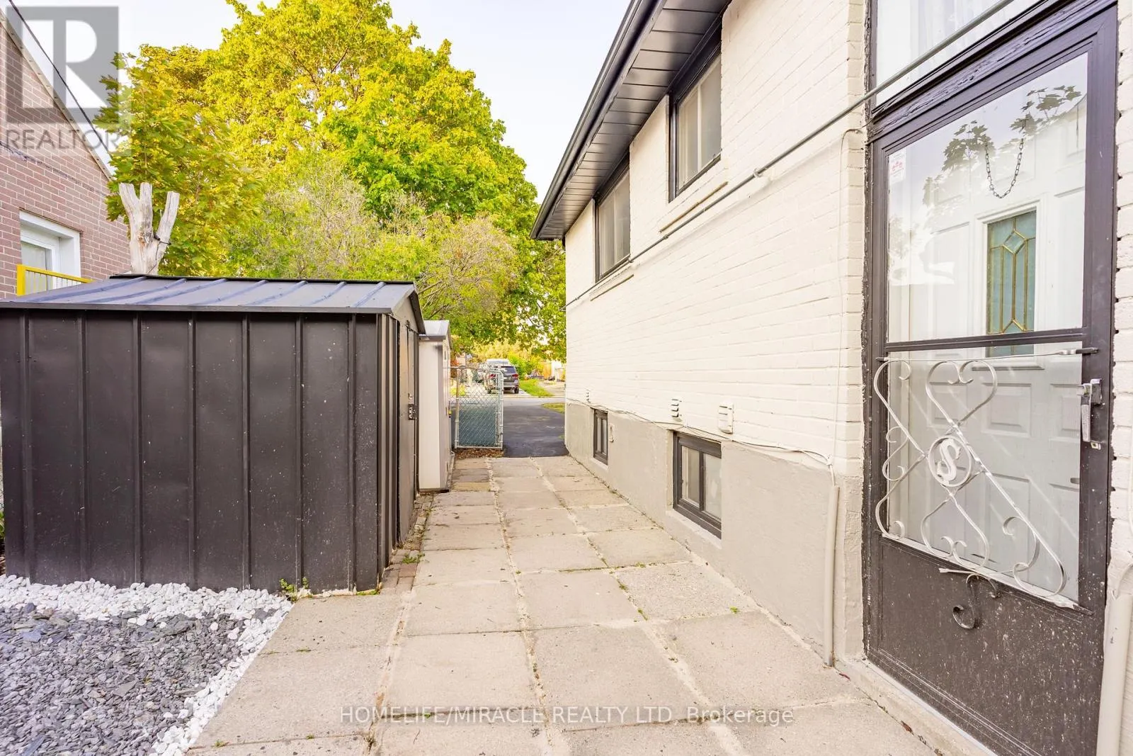 5 FINSBURY DRIVE