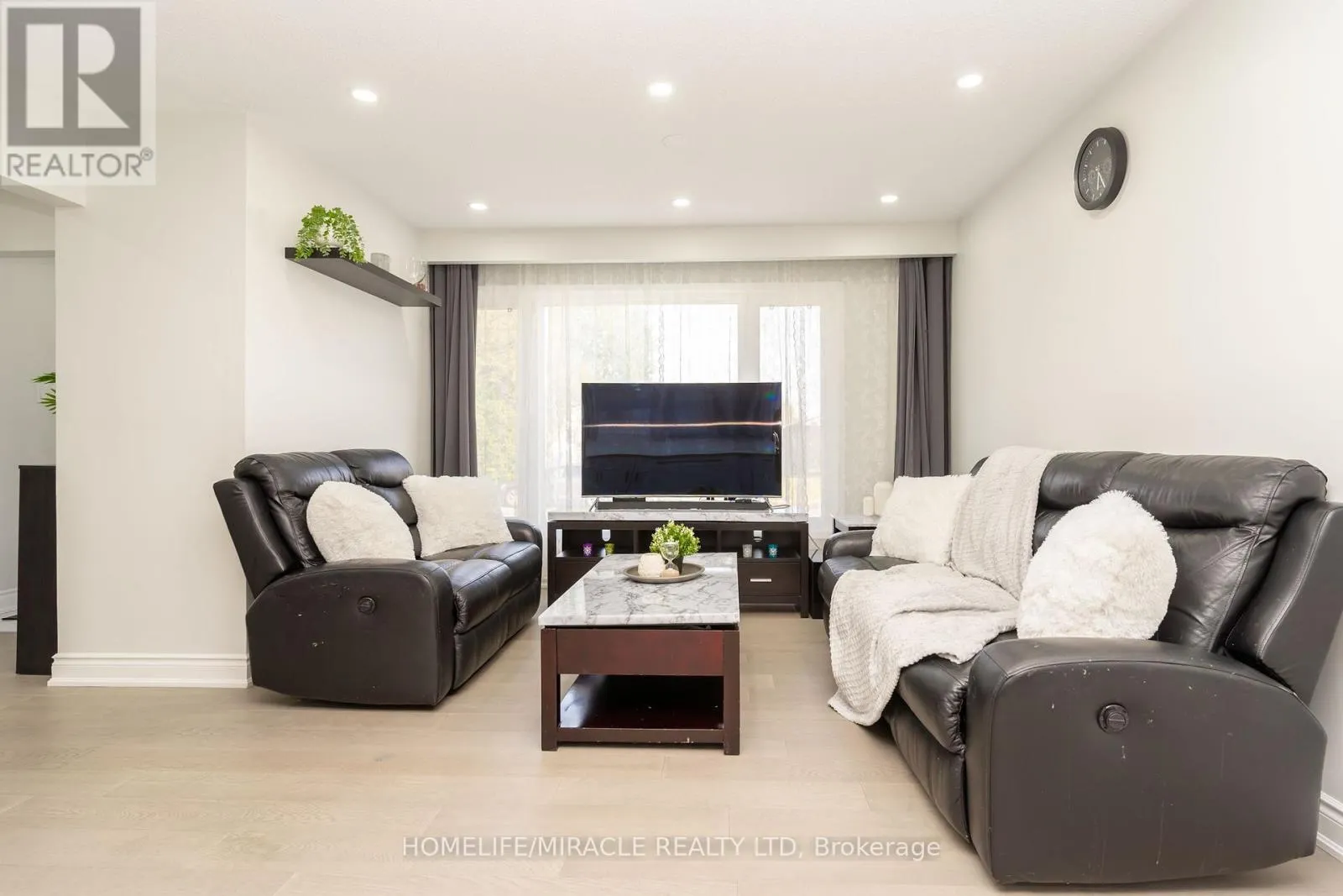5 FINSBURY DRIVE