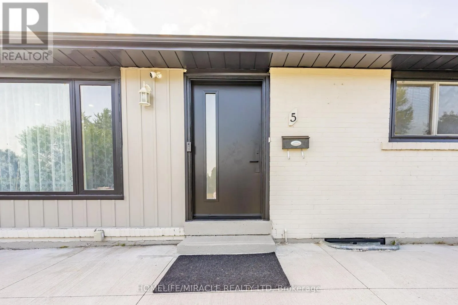 5 FINSBURY DRIVE