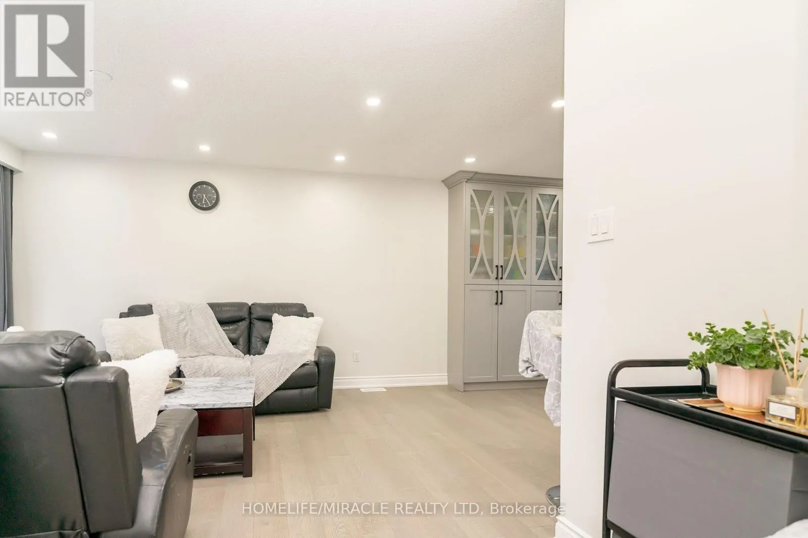 5 FINSBURY DRIVE