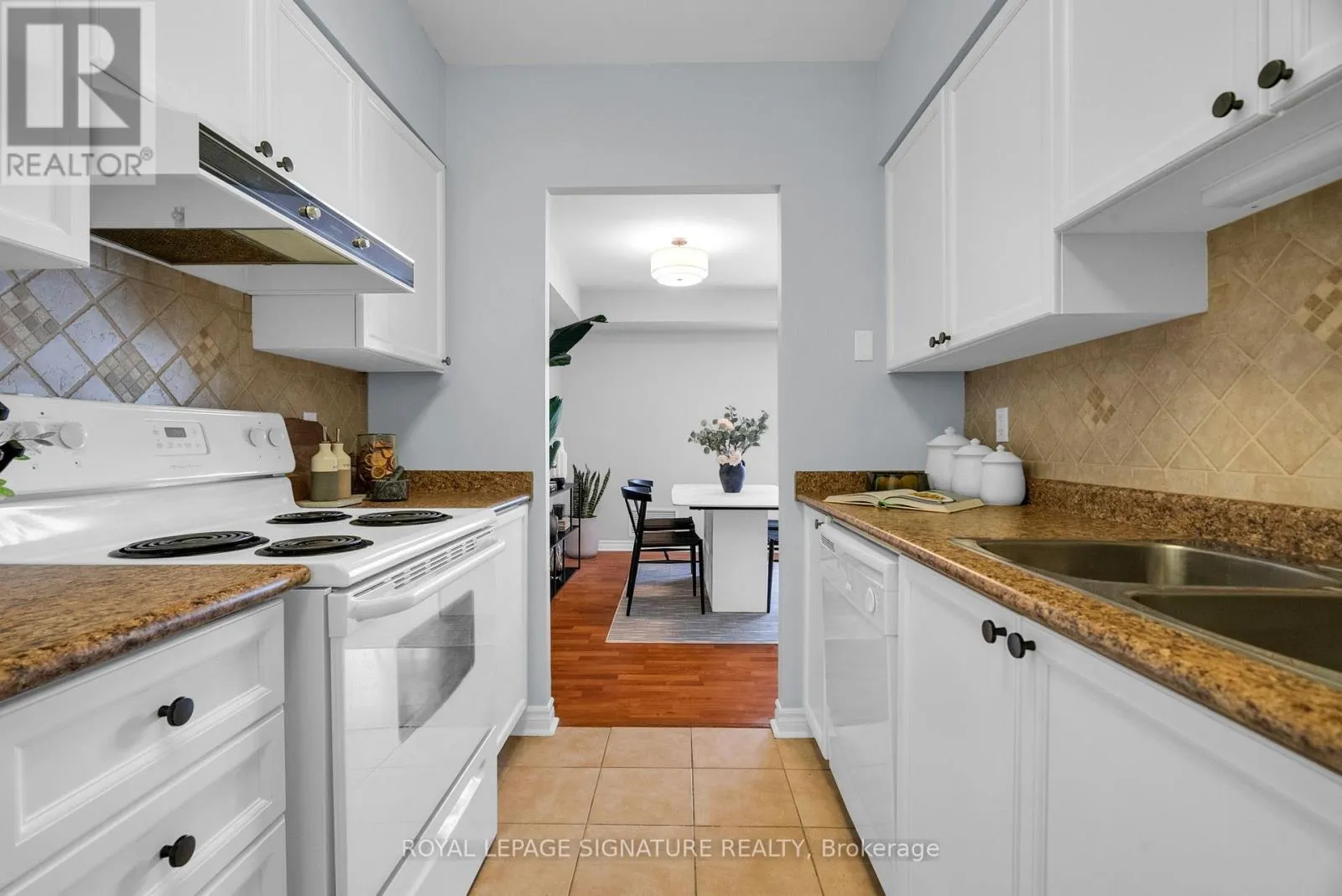 814 - 2088 LAWRENCE AVENUE W