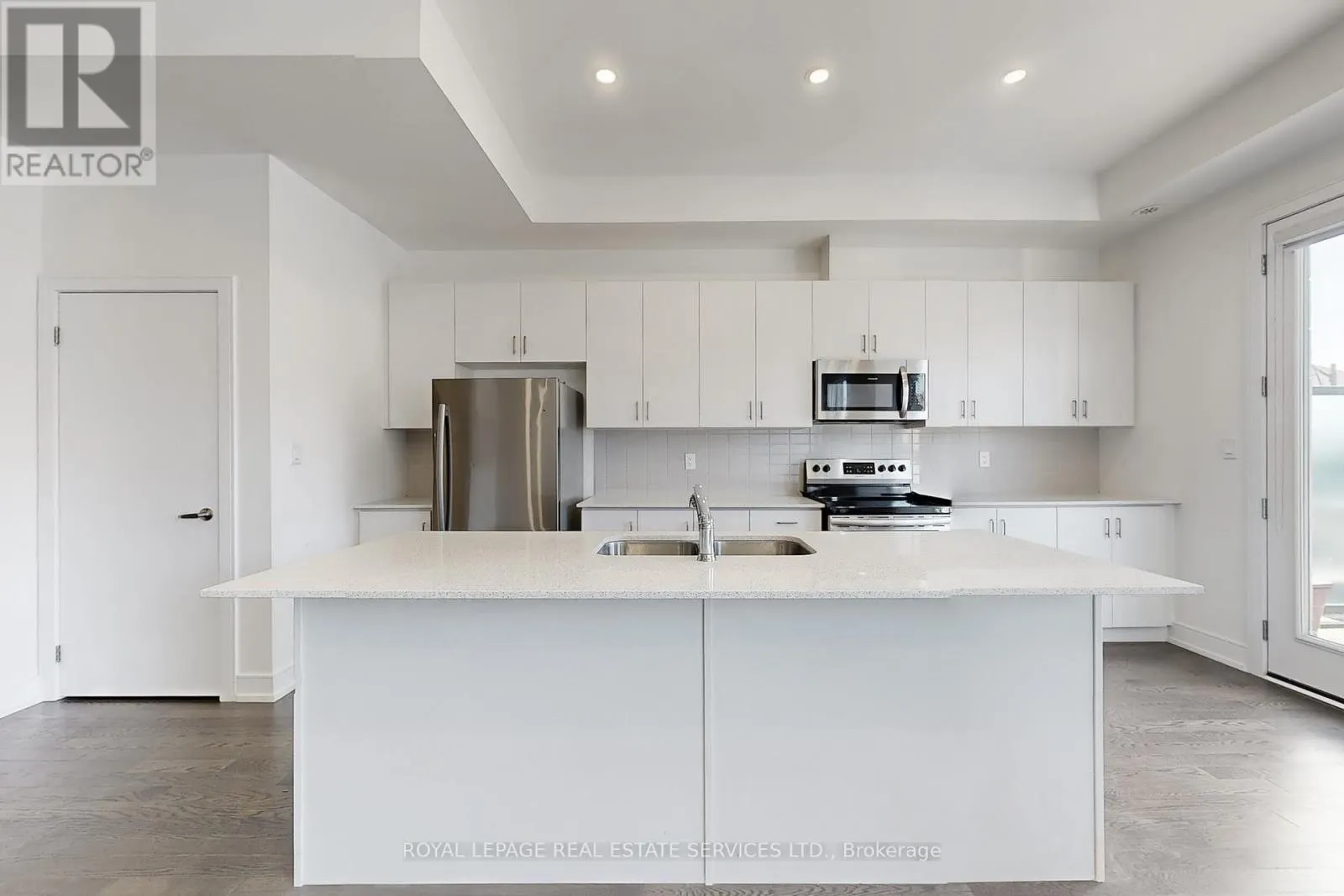 1329 CLARRIAGE COURT