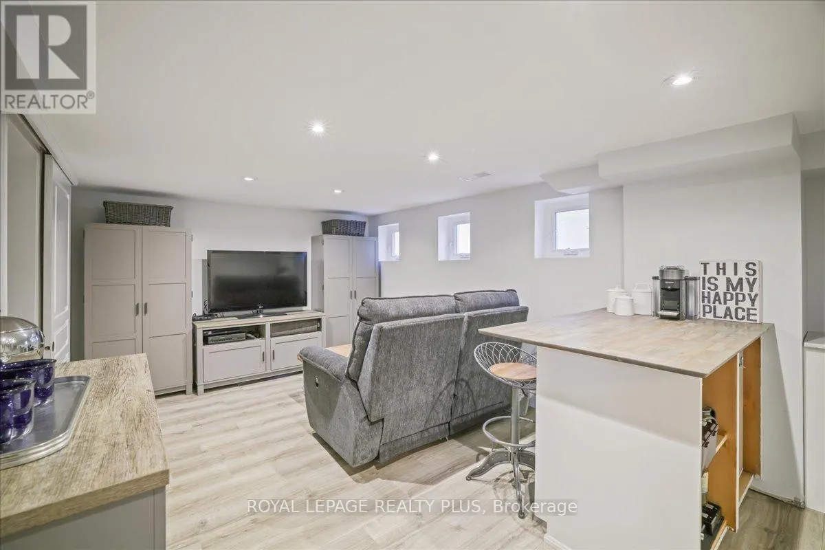 1048 ROYAL YORK ROAD