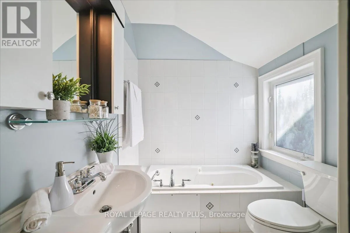 1048 ROYAL YORK ROAD