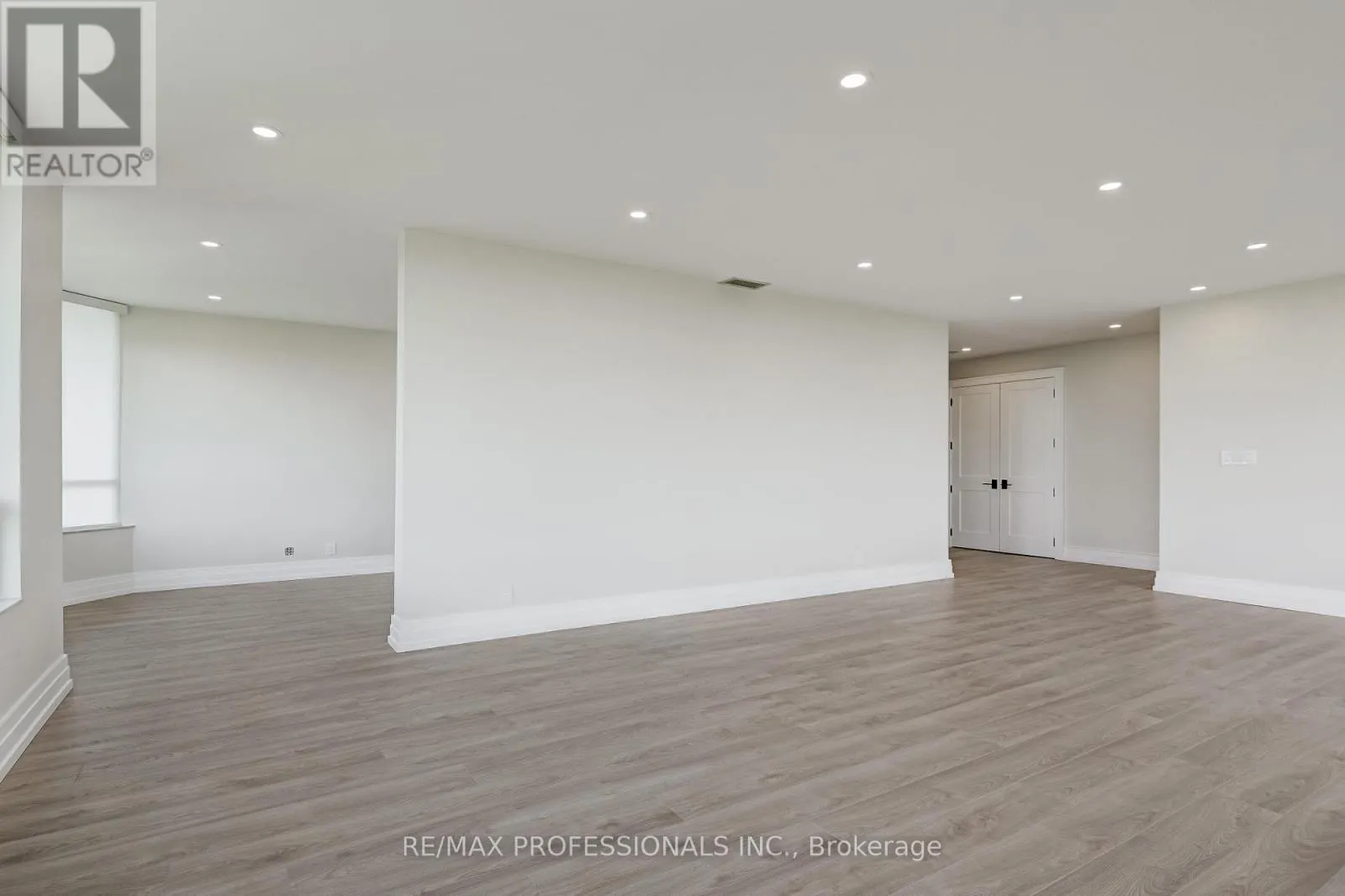 2211 - 1 ABERFOYLE CRESCENT