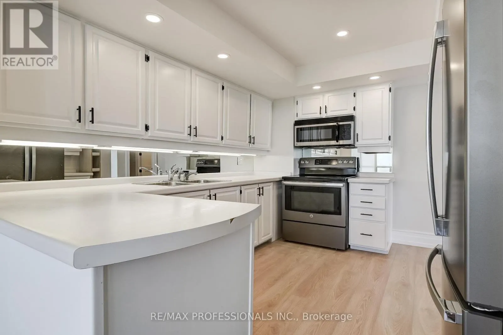 2211 - 1 ABERFOYLE CRESCENT