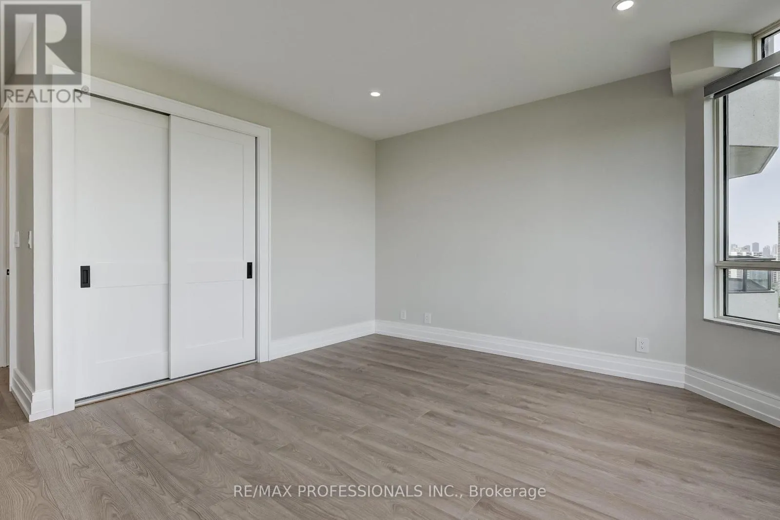 2211 - 1 ABERFOYLE CRESCENT