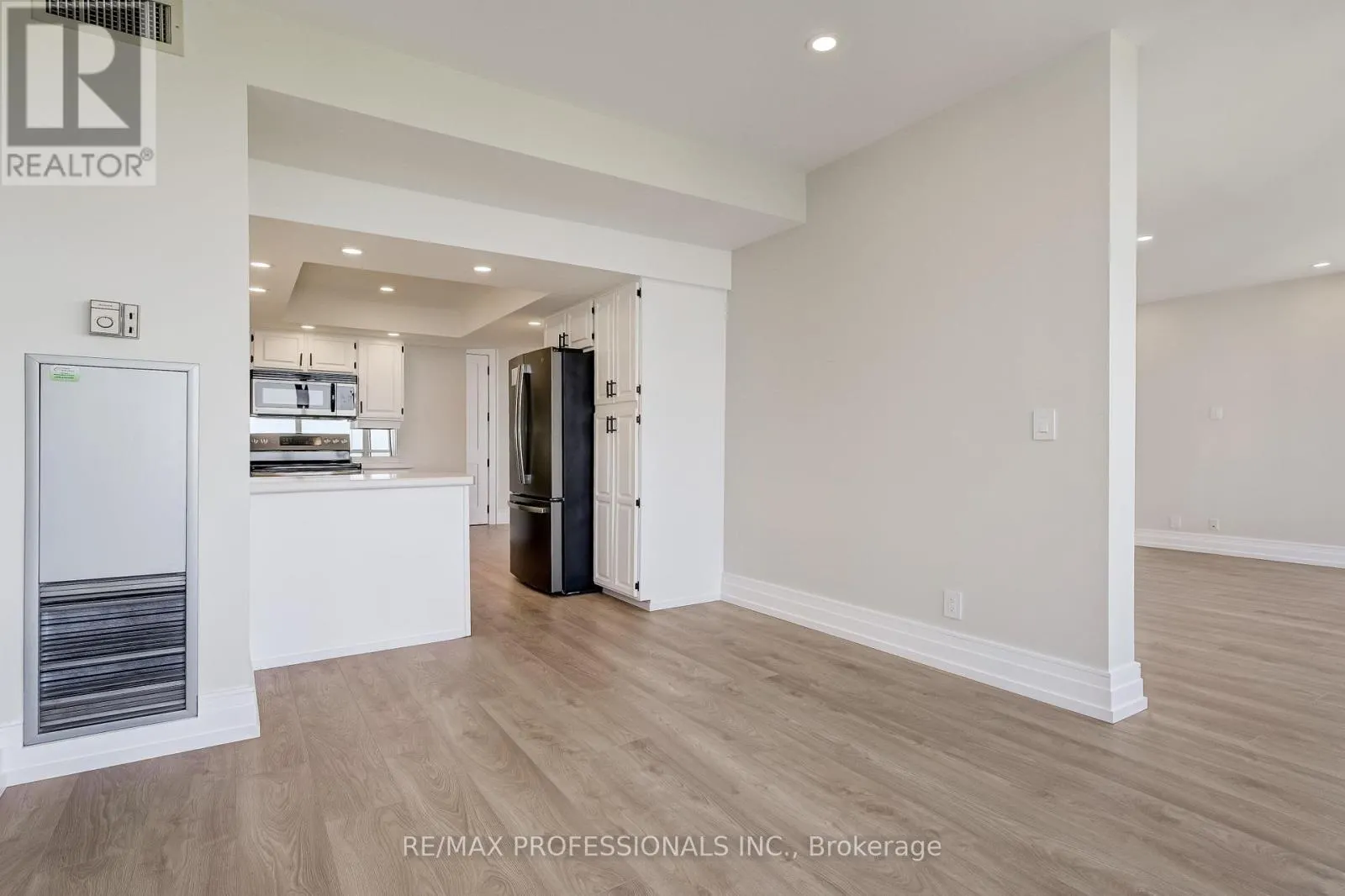 2211 - 1 ABERFOYLE CRESCENT