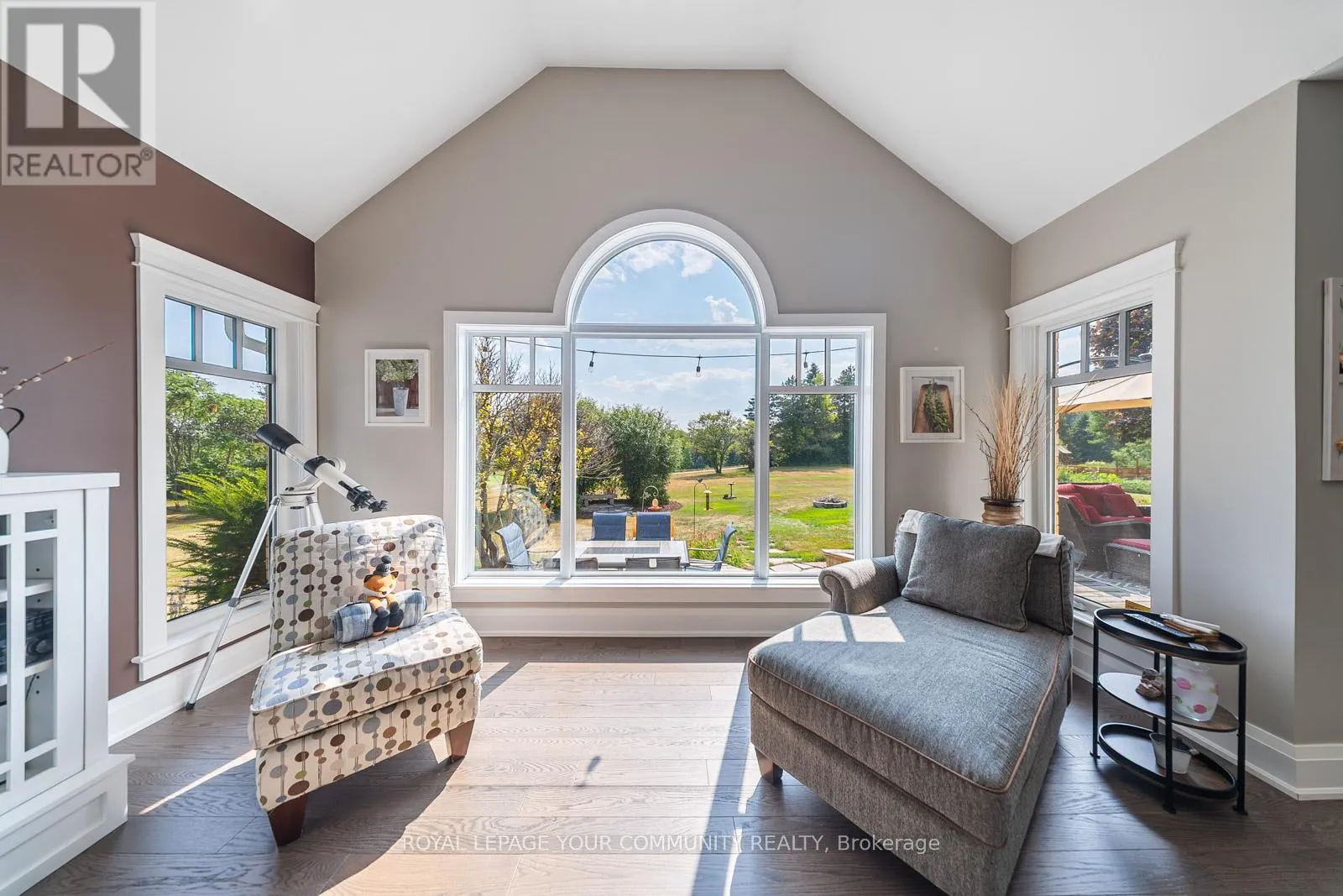 6 CREEKSIDE COURT