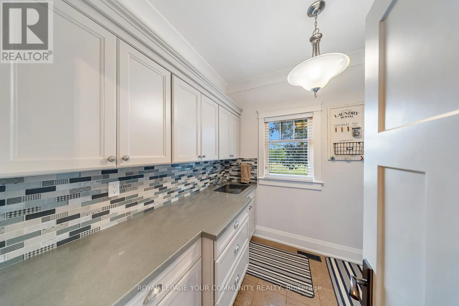 6 CREEKSIDE COURT