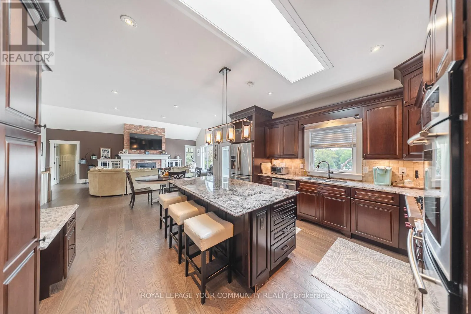 6 CREEKSIDE COURT