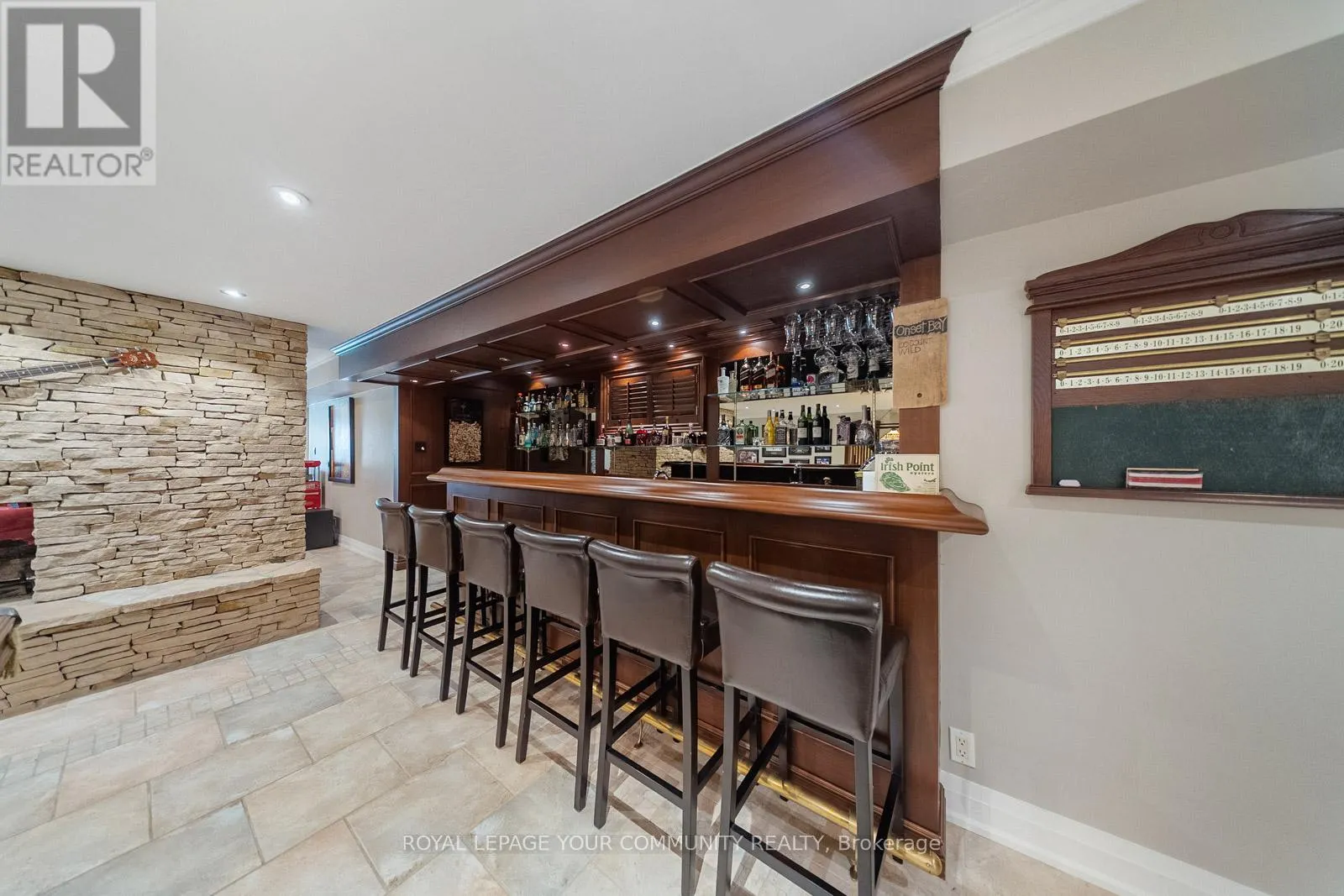 6 CREEKSIDE COURT