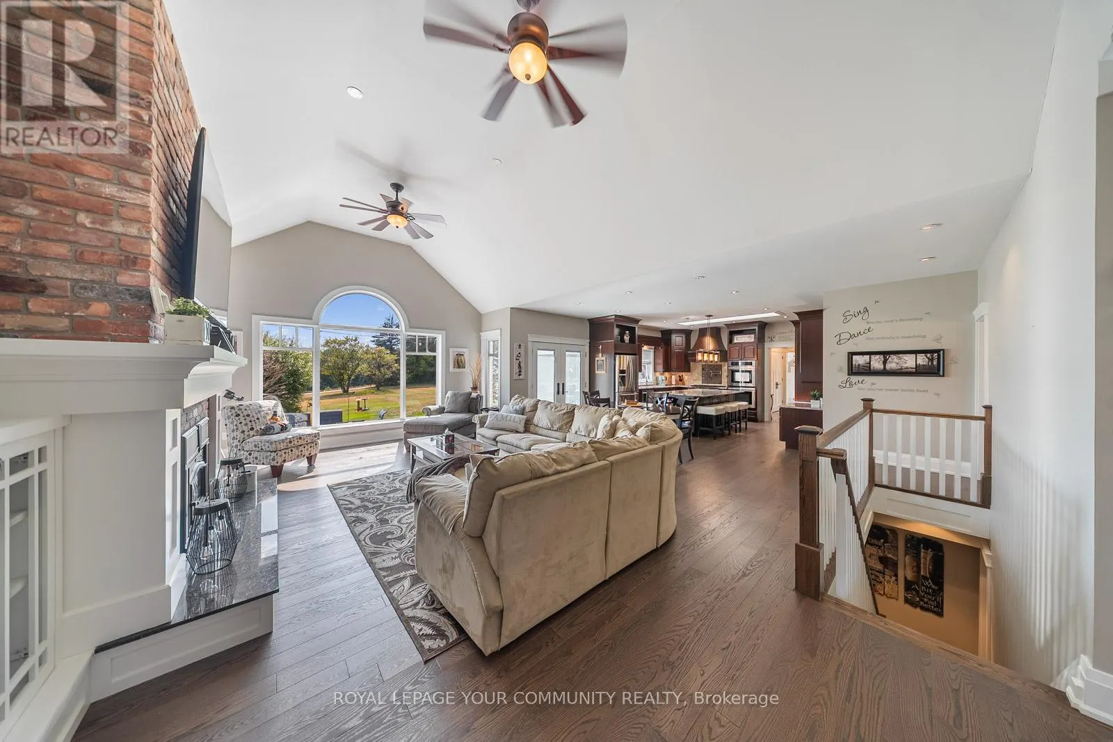 6 CREEKSIDE COURT