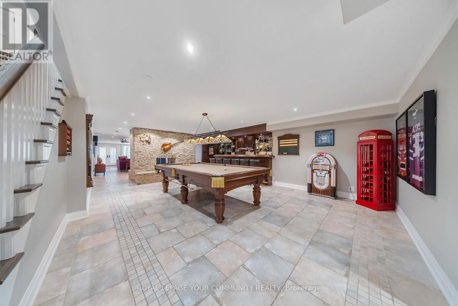 6 CREEKSIDE COURT