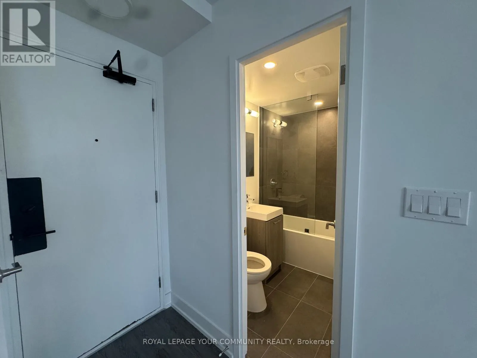 0505 - 135 TYNDALL AVENUE