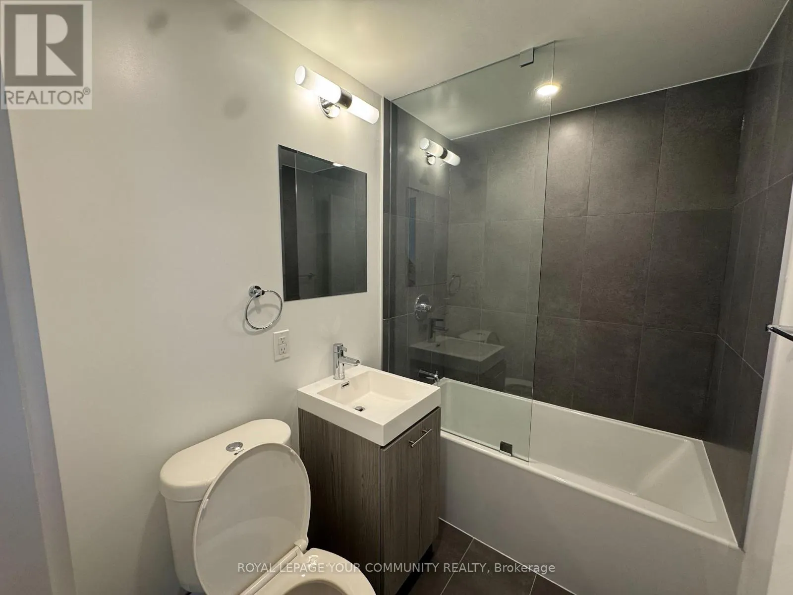 0505 - 135 TYNDALL AVENUE