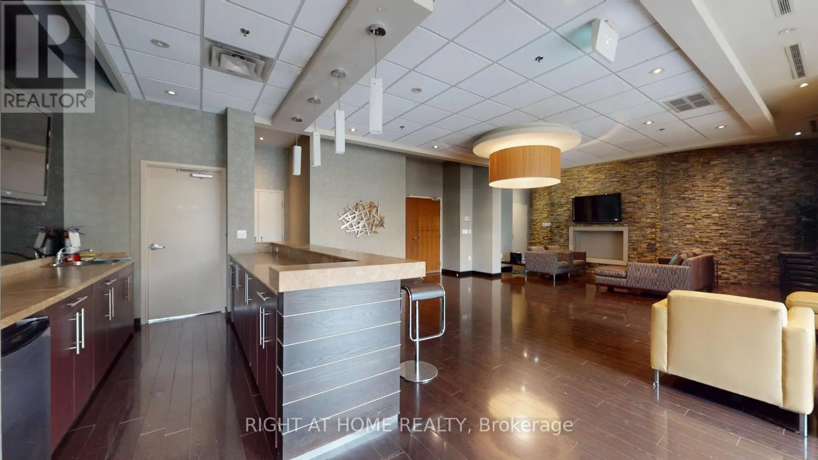509 - 215 QUEEN STREET E