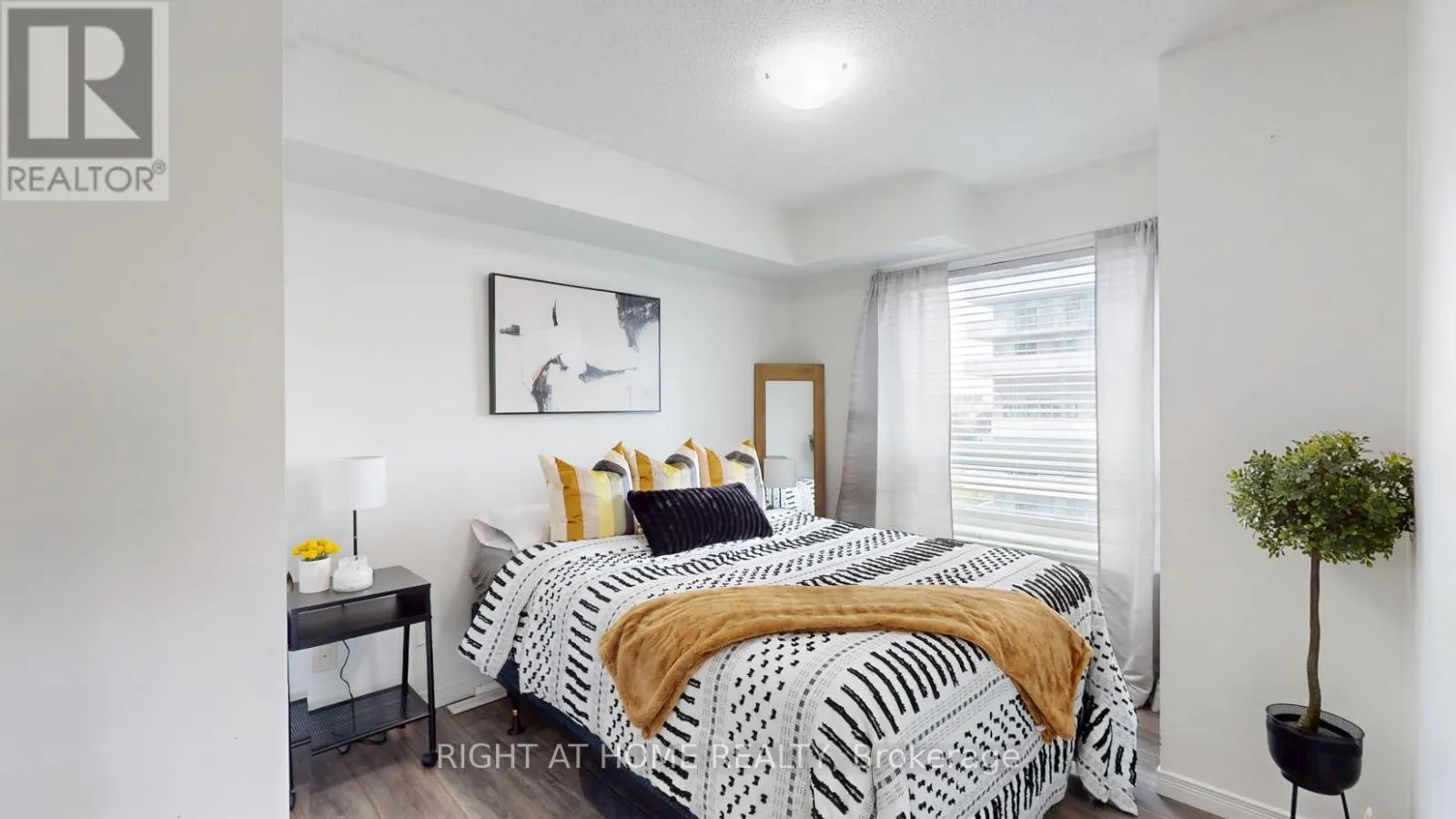 509 - 215 QUEEN STREET E