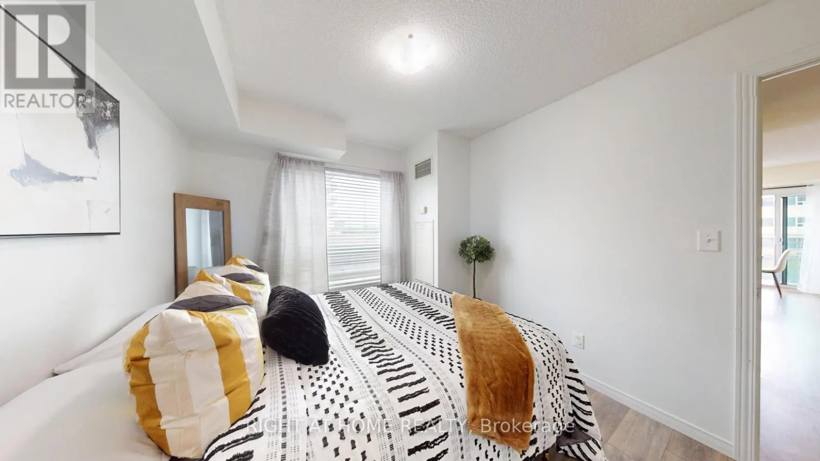509 - 215 QUEEN STREET E