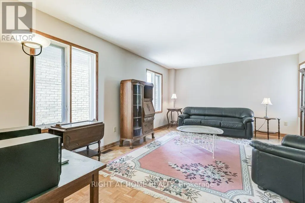 195 HOWARD CRESCENT