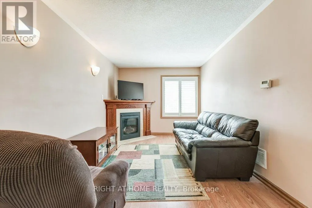 195 HOWARD CRESCENT