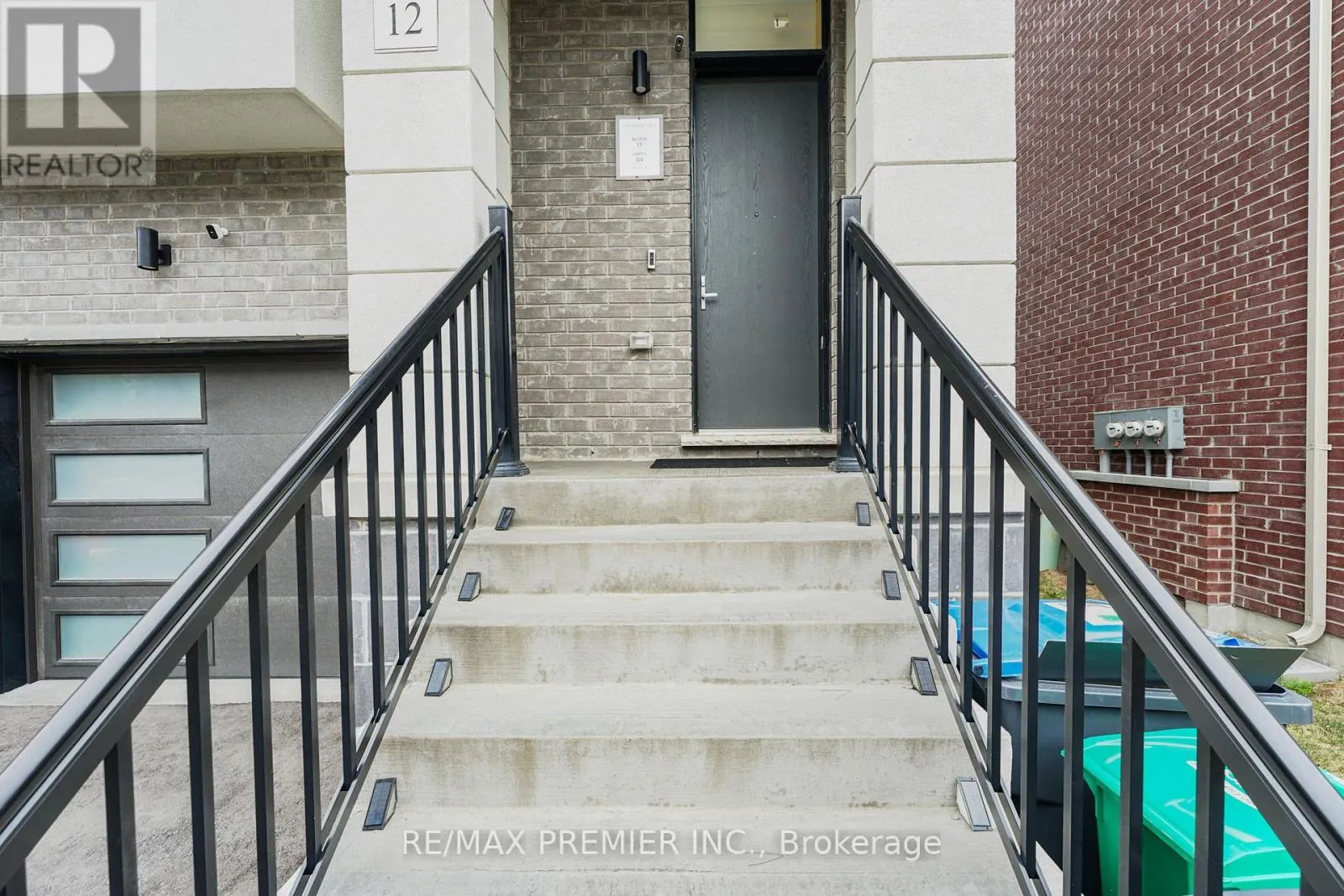 12 HEATHROW LANE