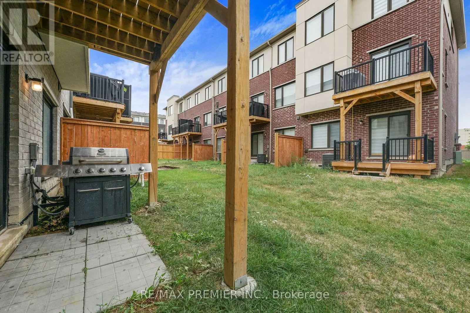 12 HEATHROW LANE