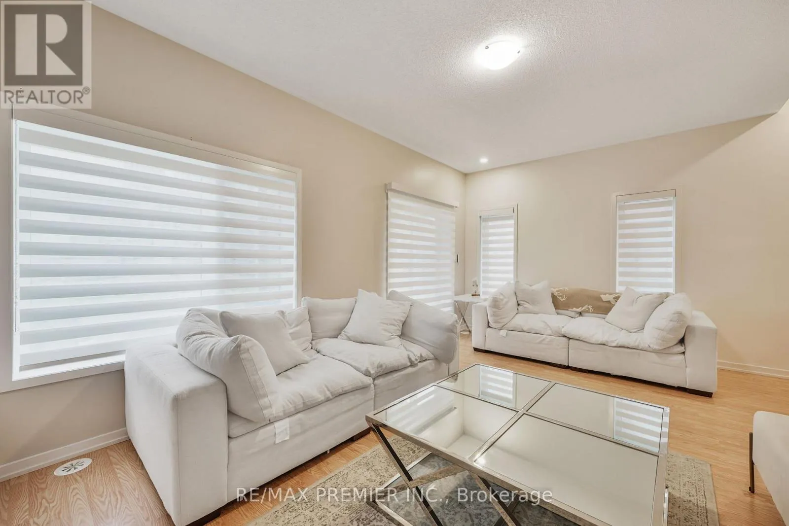 12 HEATHROW LANE