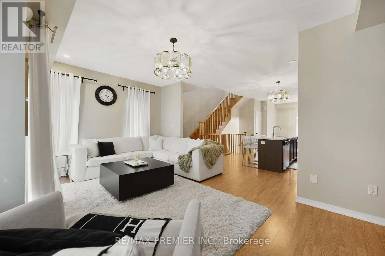 12 HEATHROW LANE