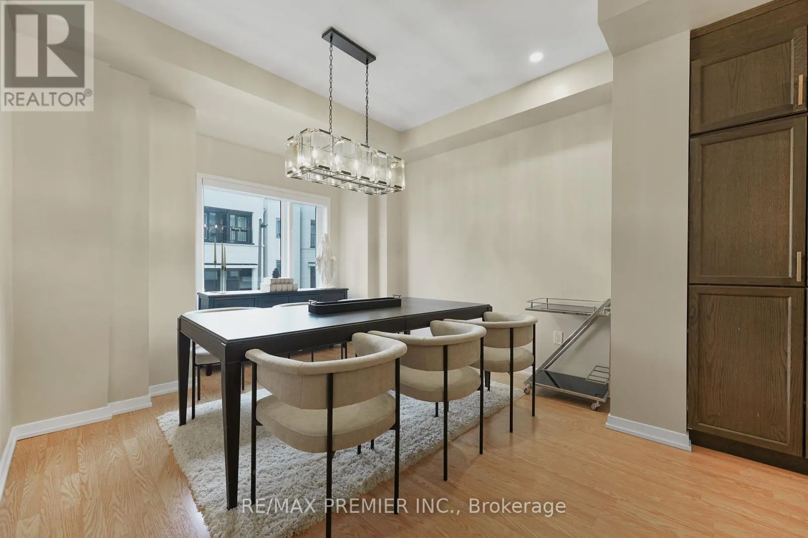 12 HEATHROW LANE