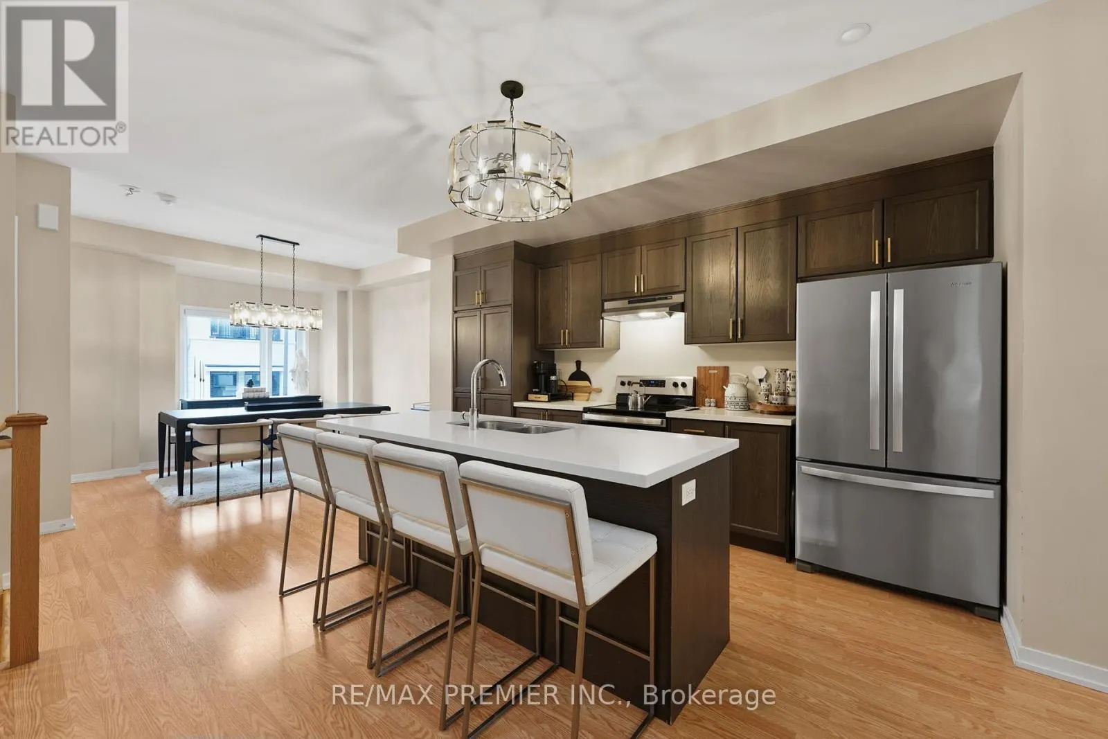 12 HEATHROW LANE