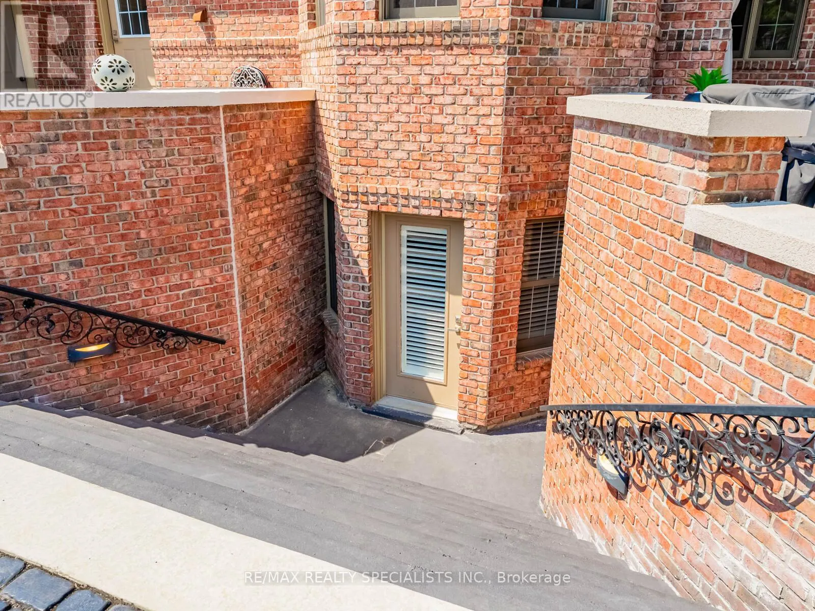 12 MCMASTER STREET