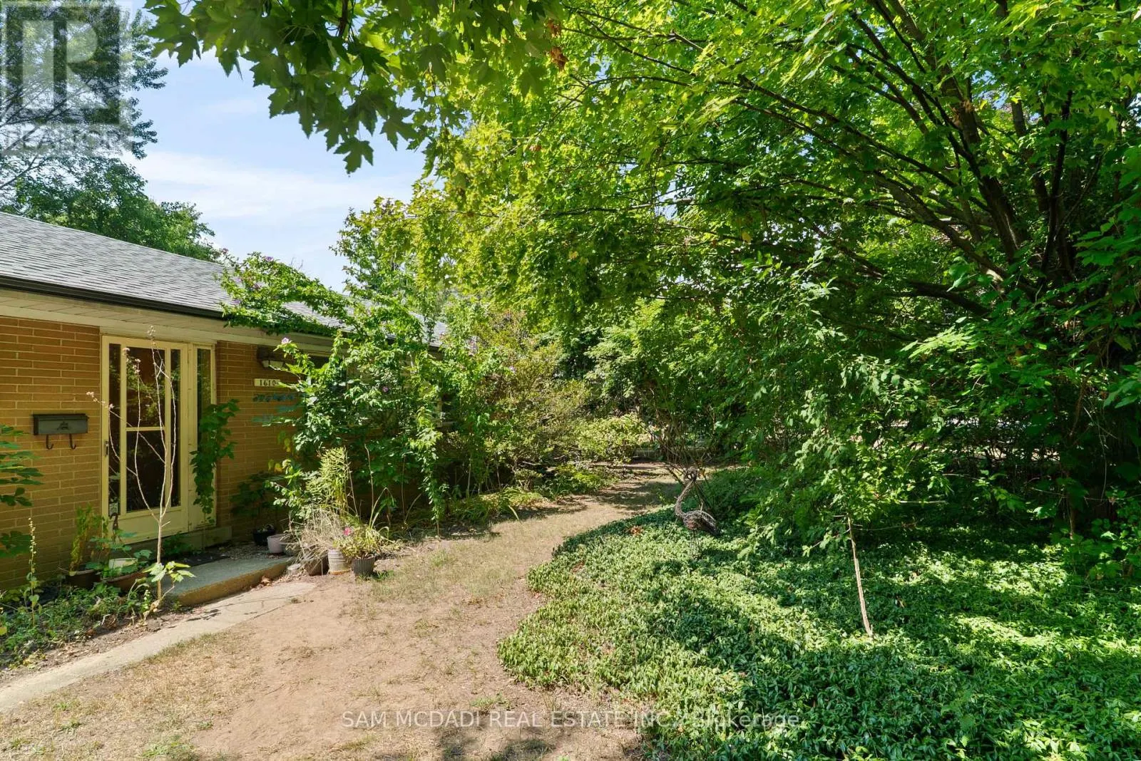 1610 MAGENTA COURT