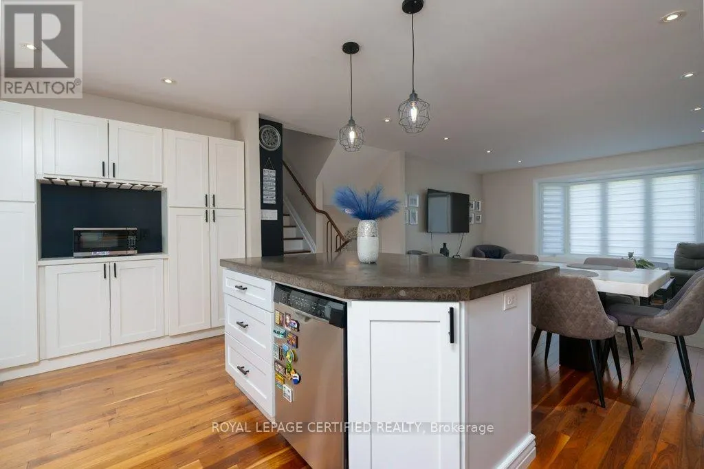 72 FERNDALE CRESCENT