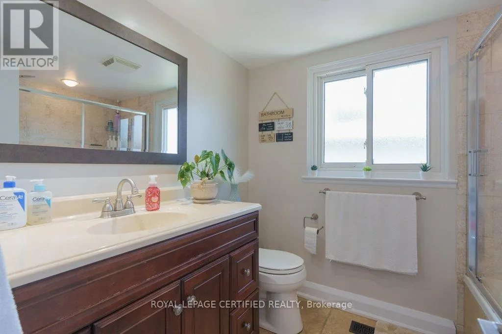 72 FERNDALE CRESCENT