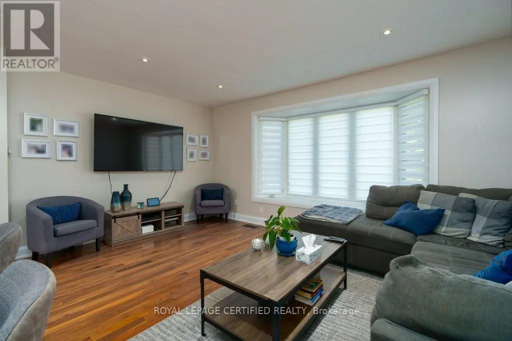 72 FERNDALE CRESCENT