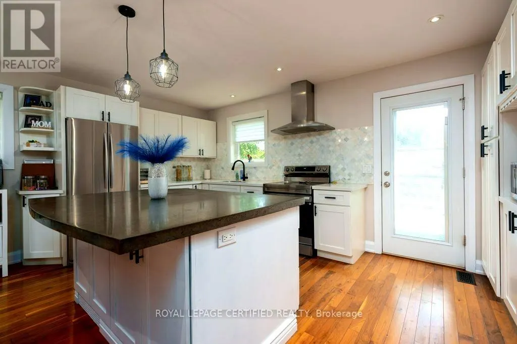 72 FERNDALE CRESCENT