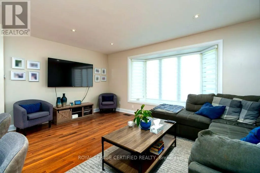 72 FERNDALE CRESCENT