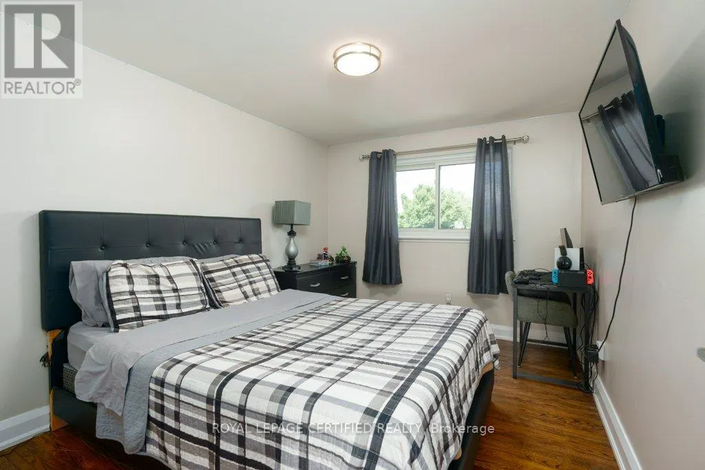 72 FERNDALE CRESCENT