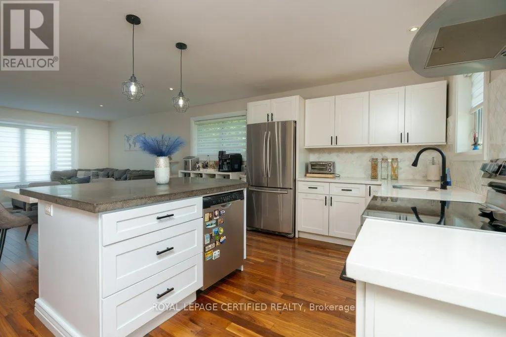 72 FERNDALE CRESCENT