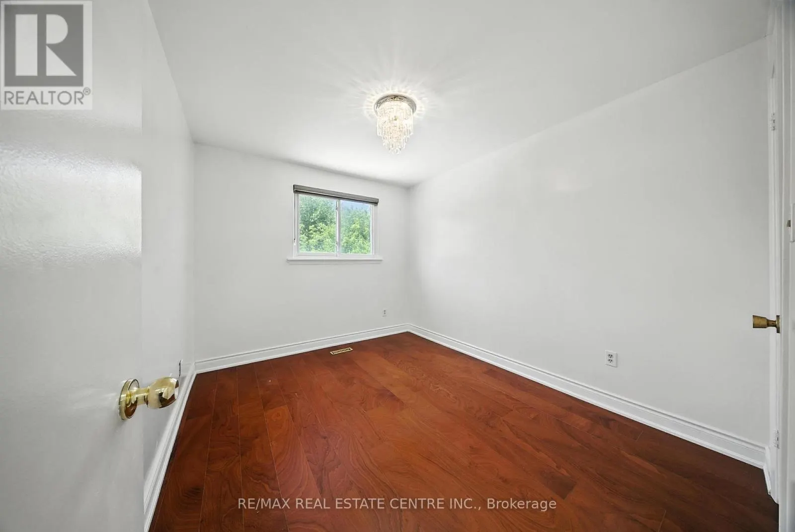 764 EAGLEMOUNT CRESCENT