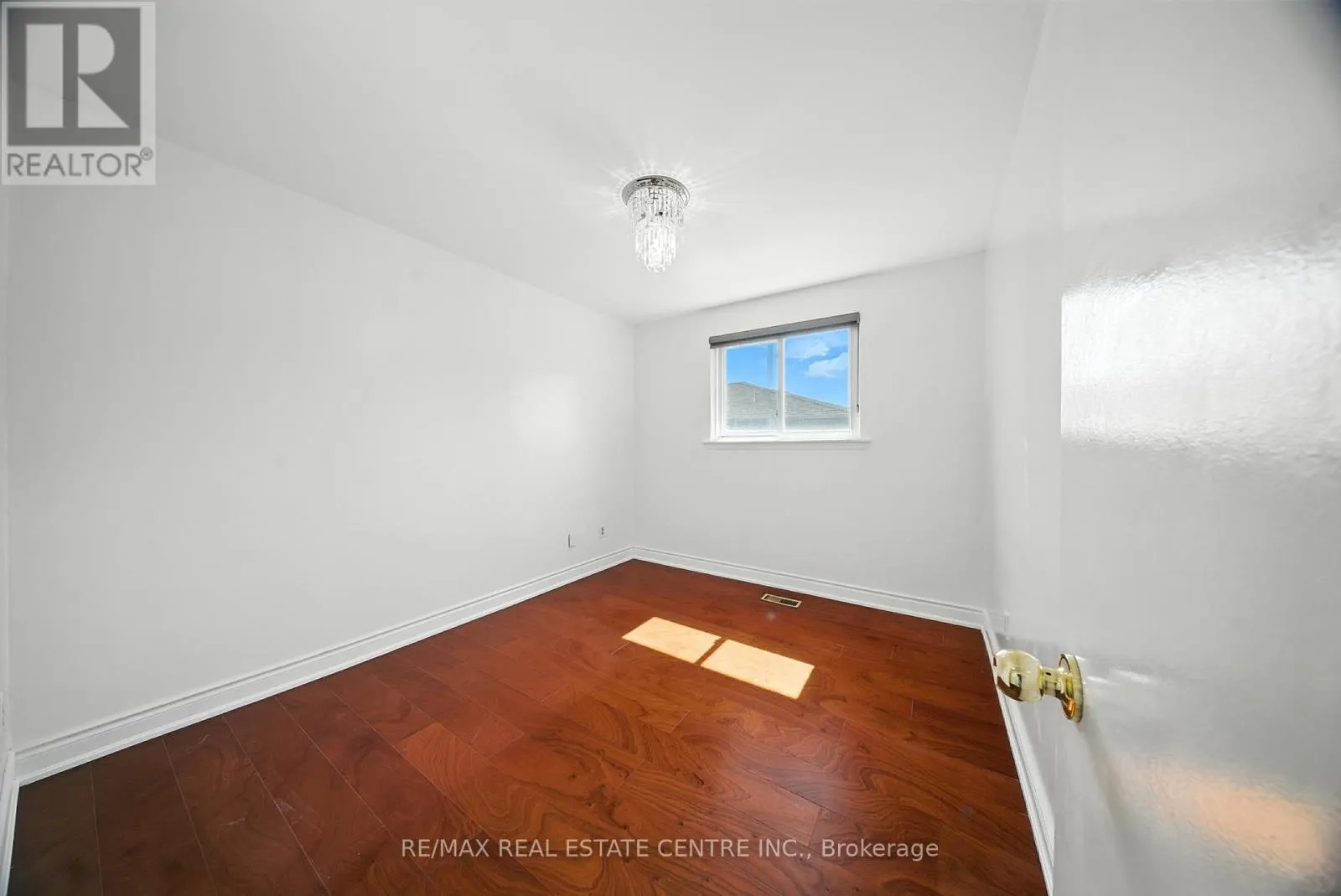 764 EAGLEMOUNT CRESCENT