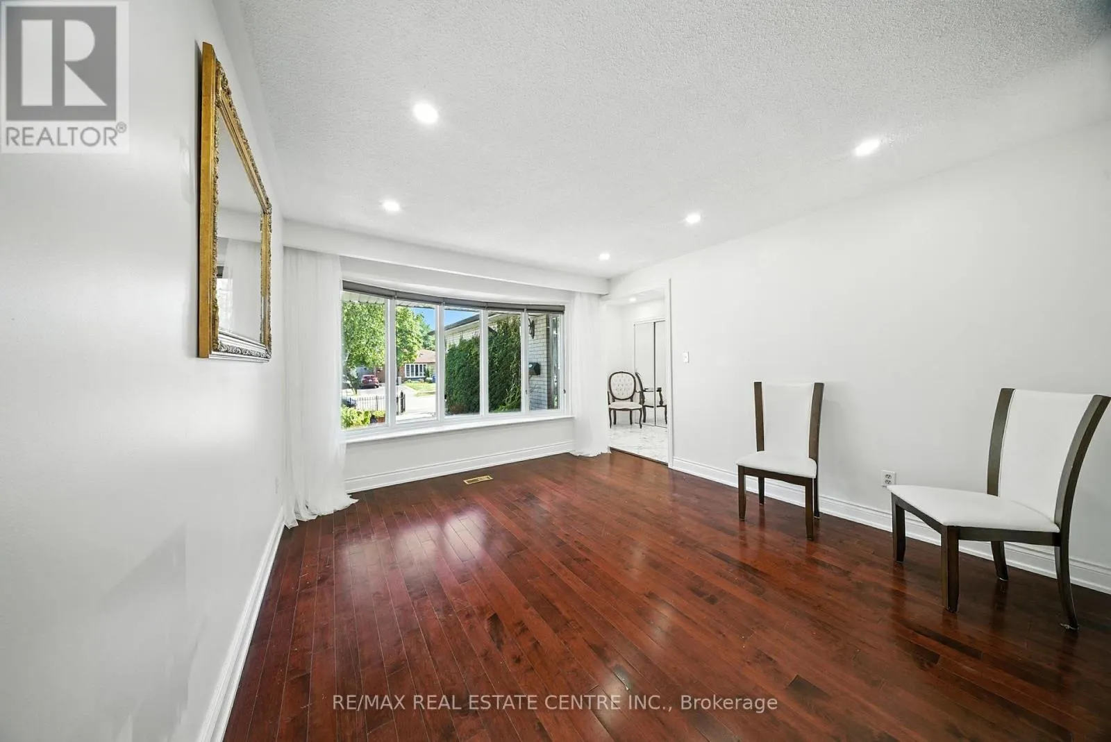 764 EAGLEMOUNT CRESCENT