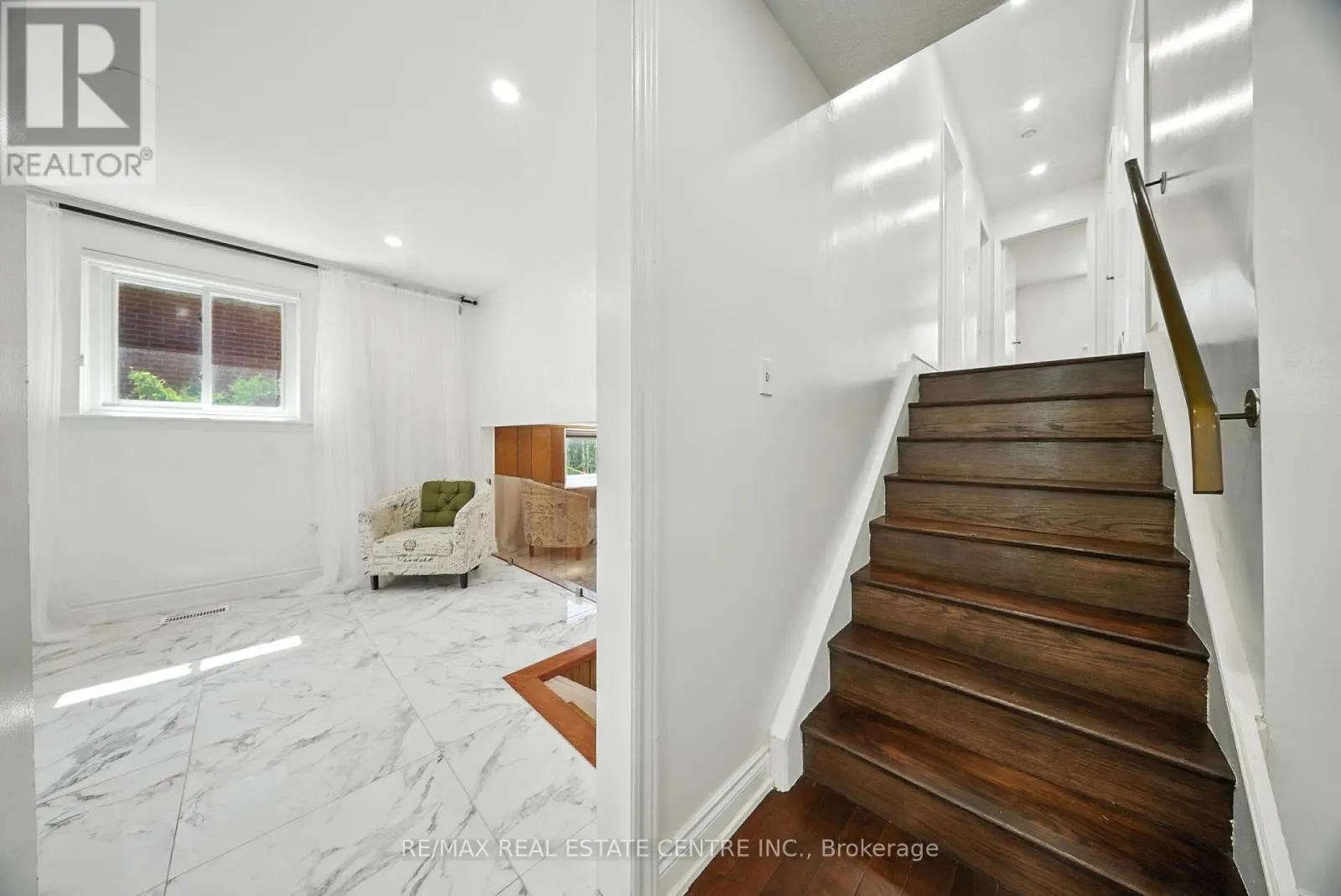 764 EAGLEMOUNT CRESCENT