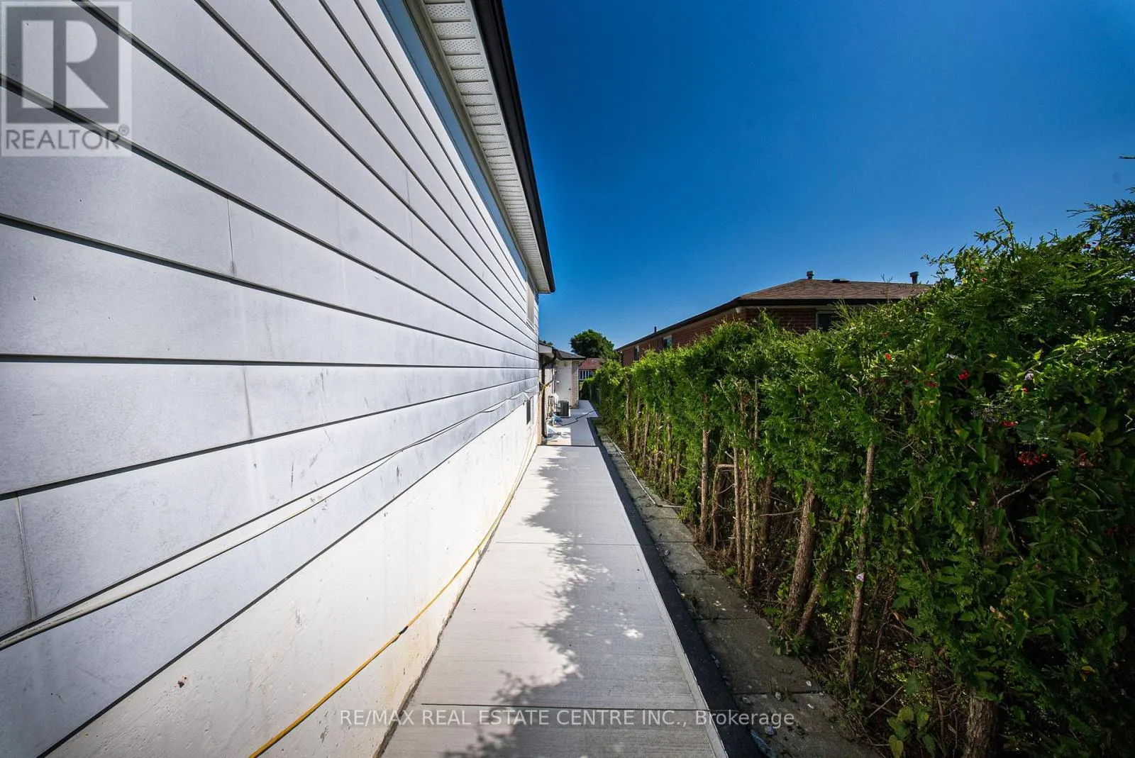 764 EAGLEMOUNT CRESCENT