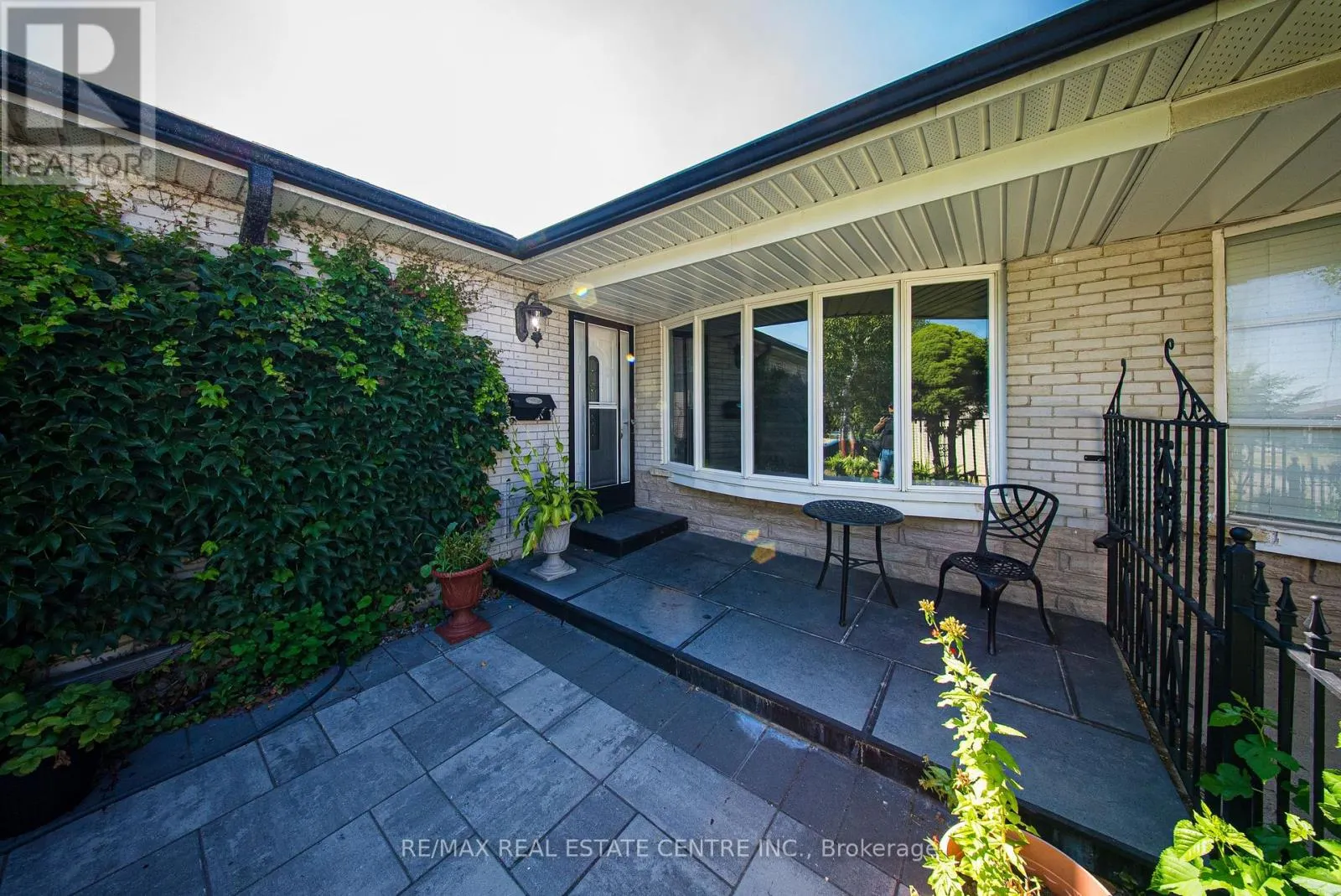764 EAGLEMOUNT CRESCENT
